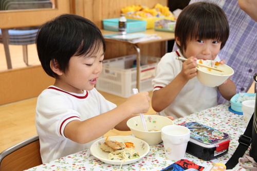 アカモク汁をおいしそうに食べる園児