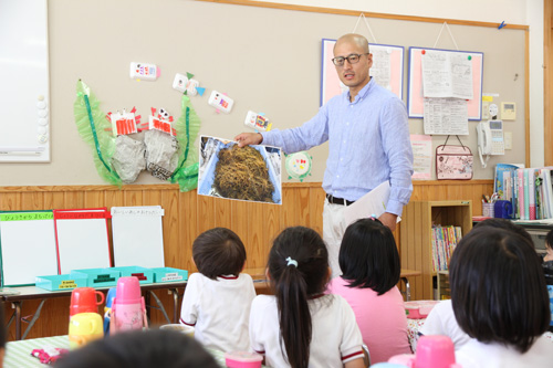 三隅保育園では、株式会社EVAHの山田晋太さんがアカモクの特徴や効能を説明