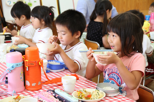 この日は市内すべての公立保育園・幼稚園にアカモクが提供された