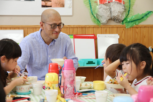 山田さんも園児と一緒に給食を味わう