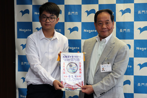 ライオンズクラブのクラブ旗を受け取る市長