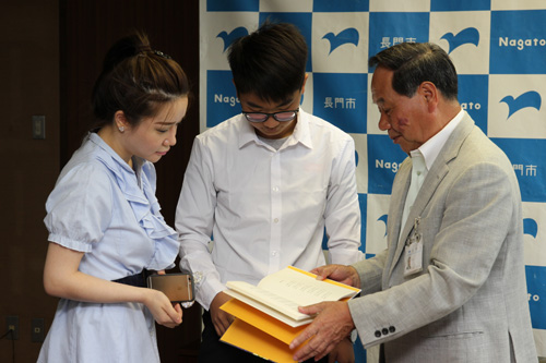 大西市長からは金子みすゞの英訳詩集が贈られた