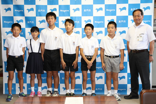 （左から）永田さん、西川さん、中村さん、西岡さん、西川さん、岡村さん、大西市長