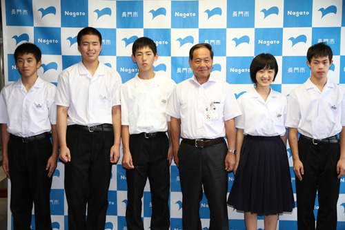 （左から）中村さん、河野さん、坂井さん、大西市長、舩木さん、杉村さん