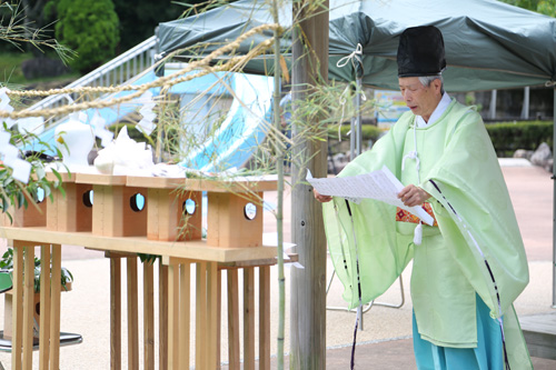 俵山八幡宮の宮原哲二宮司が神事を執り行う