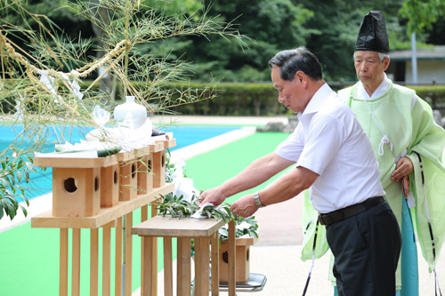 玉ぐしを捧げる大西市長