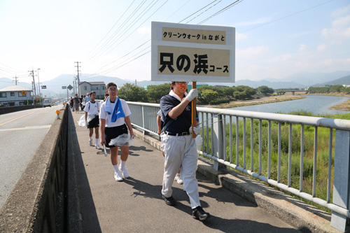 道路や歩道のごみを拾いながら各コースを歩く