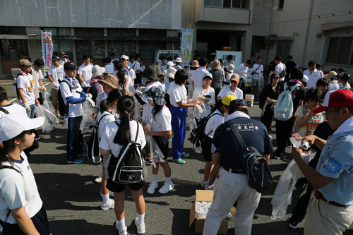 開会式が終わると、参加者に軍手やごみ袋が配られる
