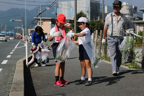 深川・湯本・渋木・油谷の4地区で約540人が清掃に参加した