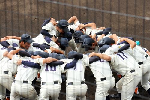 試合前、円陣を組んで必勝を期す