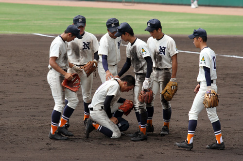 試合終了後、マウンドに崩れ落ちるエースを支えるナイン
