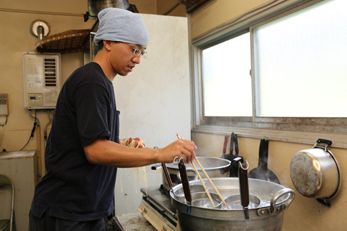 地域おこし協力隊青海島地区担当の河村隊員がラーメンを開発