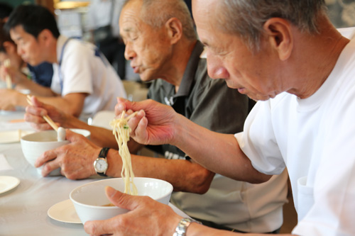 約30人が試食会に参加