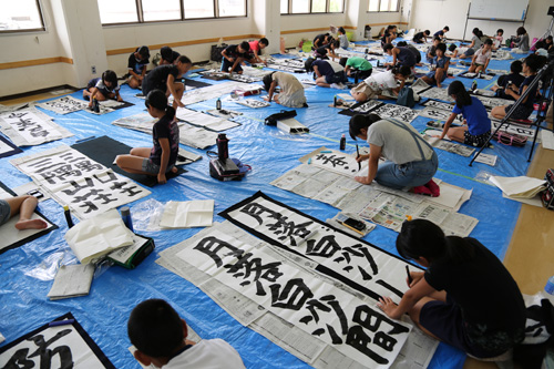 市内の小・中学生約40人が参加