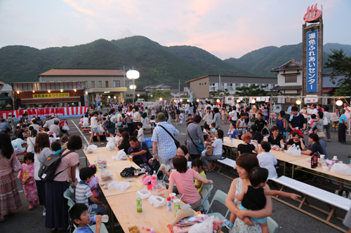 多くの来場者でにぎわう会場