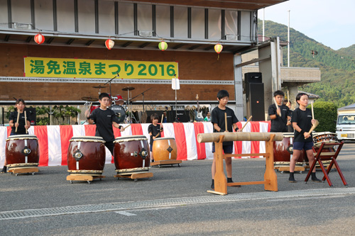 オープニングを飾った三隅清風太鼓「童鼓」の演奏