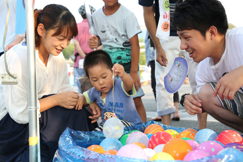 子どもたちに人気のヨーヨー釣り