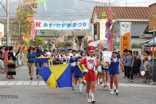 仙崎小学校のマーチングバンドで幕開け