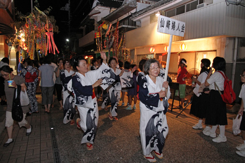 最後はみすゞ音頭総踊りで通りを練り歩き