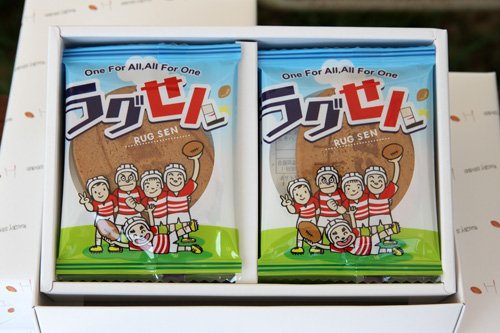 ラグビーボール型の鶏卵せんべいを新たに開発