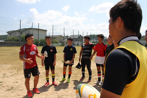 パスやタックルの基本を繰り返し指導