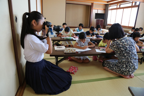 カメラを持って「夏休みおたすけ講座」を取材