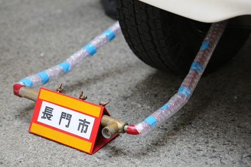 自動車に装着されたタイヤロック
