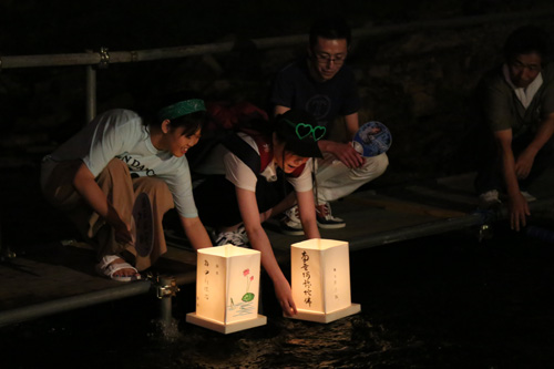 湯本温泉街の間を流れる音信川で精霊流し