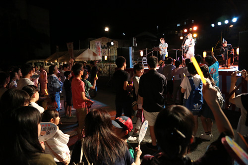 盆踊り後は「F.STREET」のライブが会場を盛り上げた
