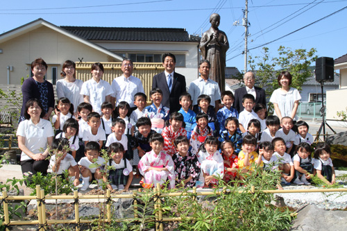 みすゞ保育園の園児と集合写真