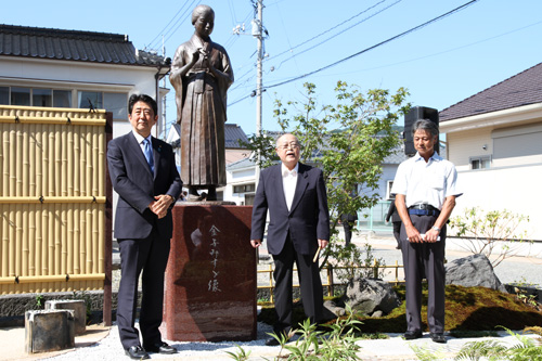 木下会長（中央）が完成までの道のりを説明