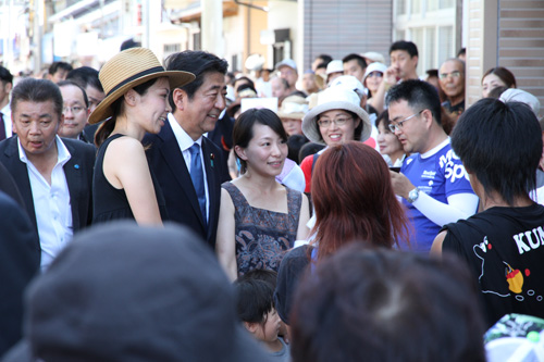 写真撮影に応じる首相