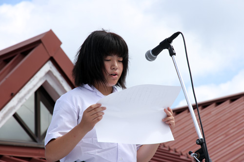 市民から観光客まで多くの人が朗読にチャレンジした