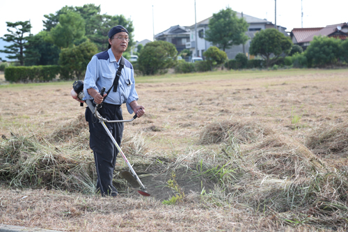 駐車場となる会場横の広場の草刈りに汗を流す
