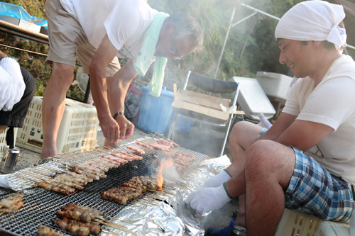 会場には、地区住民によってやきとりや焼きそば、ジュースやかき氷などの露店が設けられた