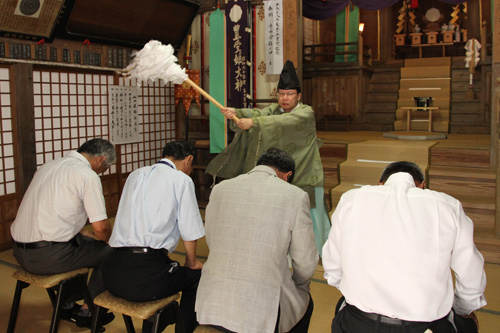 御所原大神宮の上田富夫宮司により神事が行われた