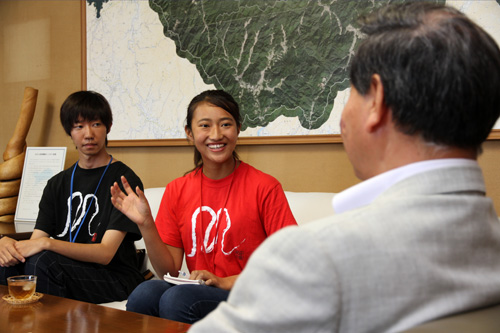 俵山の一番の魅力は温かい「人」と話す木島さん（写真中央）