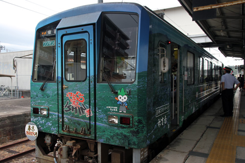 JR美祢線を走る快速列車「幕末ISHIN号」