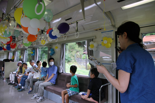 車内では山陽小野田市、美祢市、長門市の観光PRも