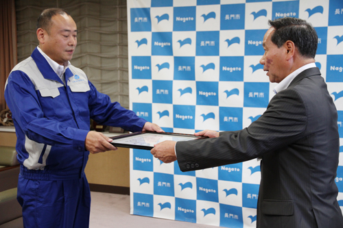 大西市長から、ヤマネ鉄工建設株式会社の山根正寛代表取締役に感謝状が手渡される