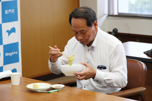 試食をする大西市長