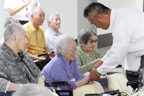 笑顔で受け取る入居者