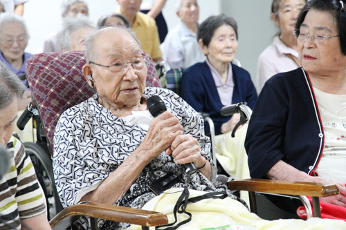 市内最高齢となる104歳の中村秀夫さんがお礼の言葉を述べる