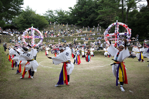 勇壮な舞を見せた湯本南条踊保存会の「湯本南条踊り」