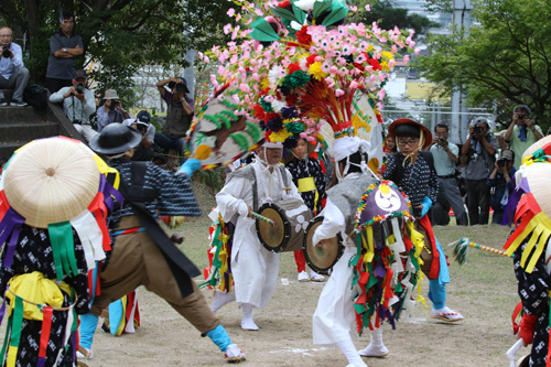 下川西楽踊保存会の「楽踊り虎の子渡し」、カメラを手にした来場者も多く見られた