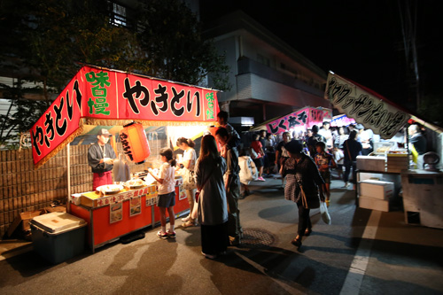 前夜祭では音楽祭やもちまきなどが企画されたほか、会場周辺に露店が並びにぎわいを見せた
