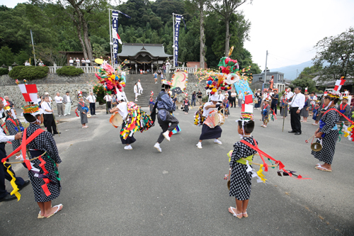 三隅八幡宮前庭で奉納された中村・湯免自治会の腰輪踊「月の前の怜楽」