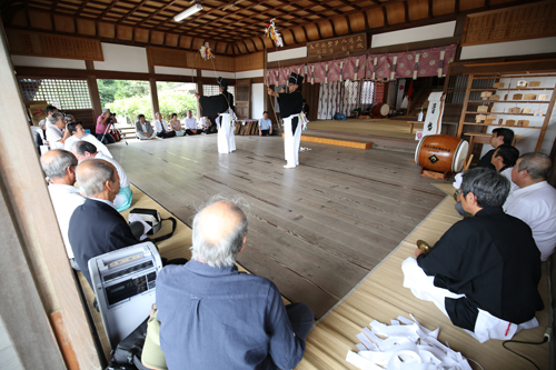 社殿では兎渡谷神楽舞保存会が神楽舞を奉納