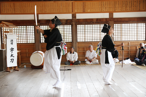 神楽舞は「足馴らし」「宇太刀」「当社」の演目が披露された