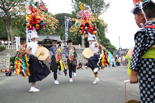 「胴取（太鼓打ち）」と「うちわ使い」が飛び跳ねるような踊りを見せる